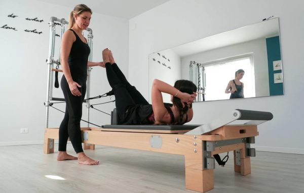 Insegnante spiega tecniche posturali e pilates